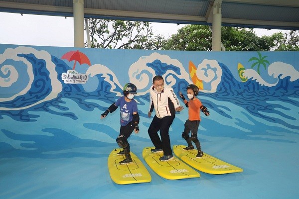 New Taipei opens nation’s first surfing education park on north coast