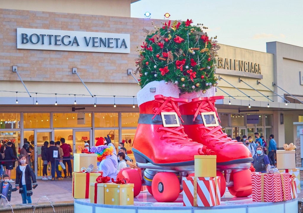 A snowy Gloria Outlets in north Taiwan prepares for retro-American Christmas fest