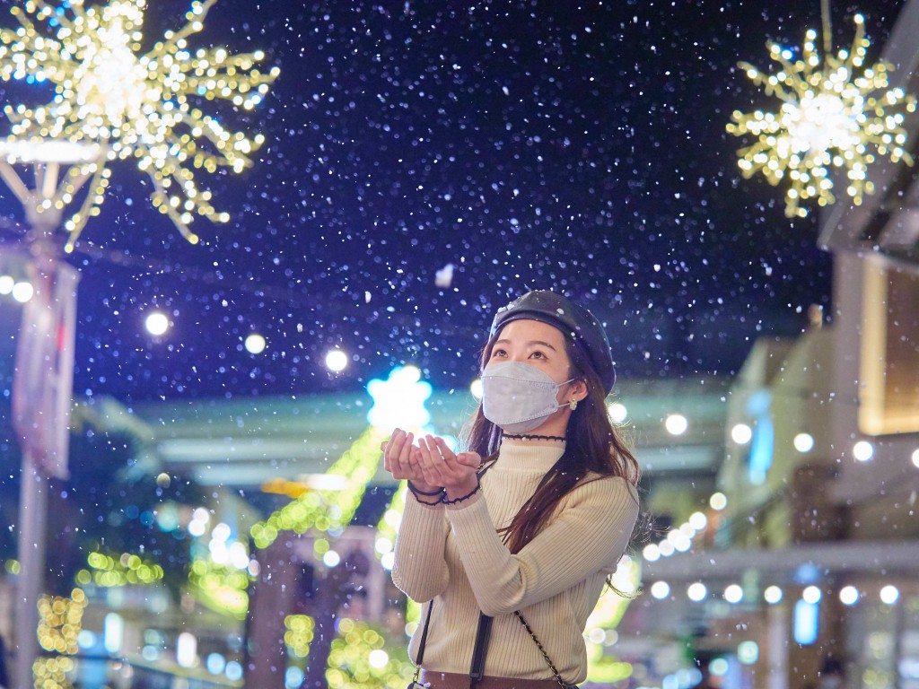 A snowy Gloria Outlets in north Taiwan prepares for retro-American Christmas fest
