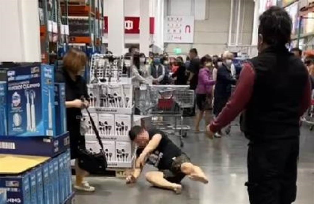 Video shows Costco Taiwan Black Friday fight end in KO