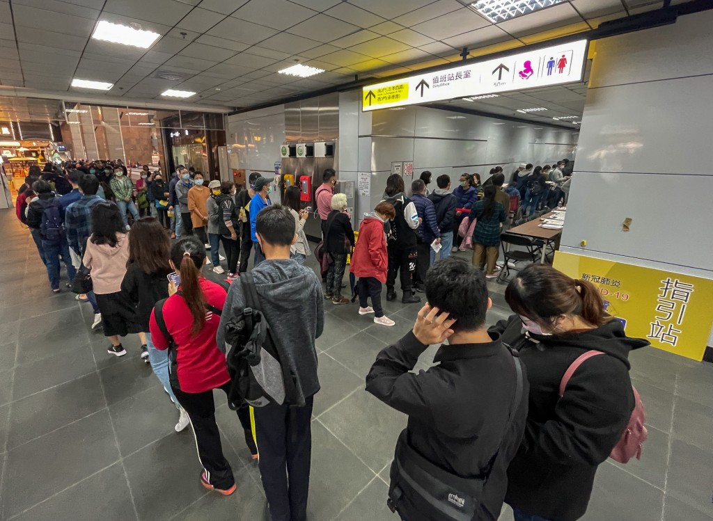 台北車站「莫德納接種站」延長到12/12　陳宗彥承諾：逾期停居留者打疫苗不會被捕