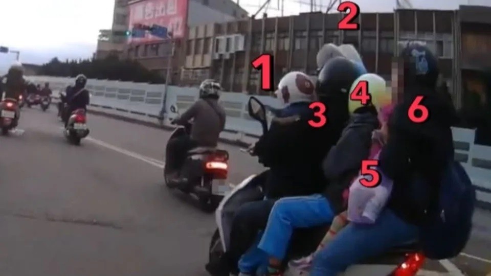 Video shows family of 6 riding scooter in Taipei