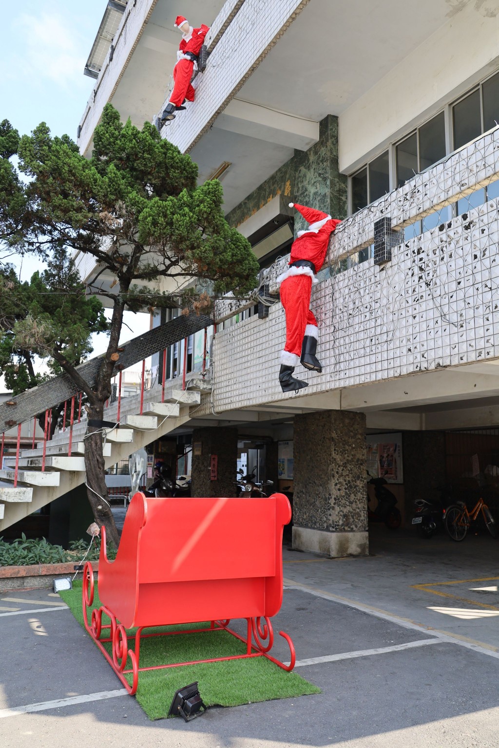 'Sneaky' Santas appear on southern Taiwan government building for 1st time