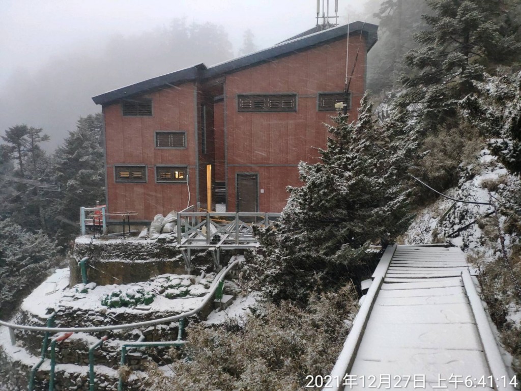Snow falls once more in Taiwan on mountains after Christmas holiday