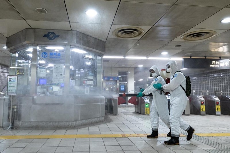 Chemical troops vigorously disinfecting Taipei MRT amid COVID surge