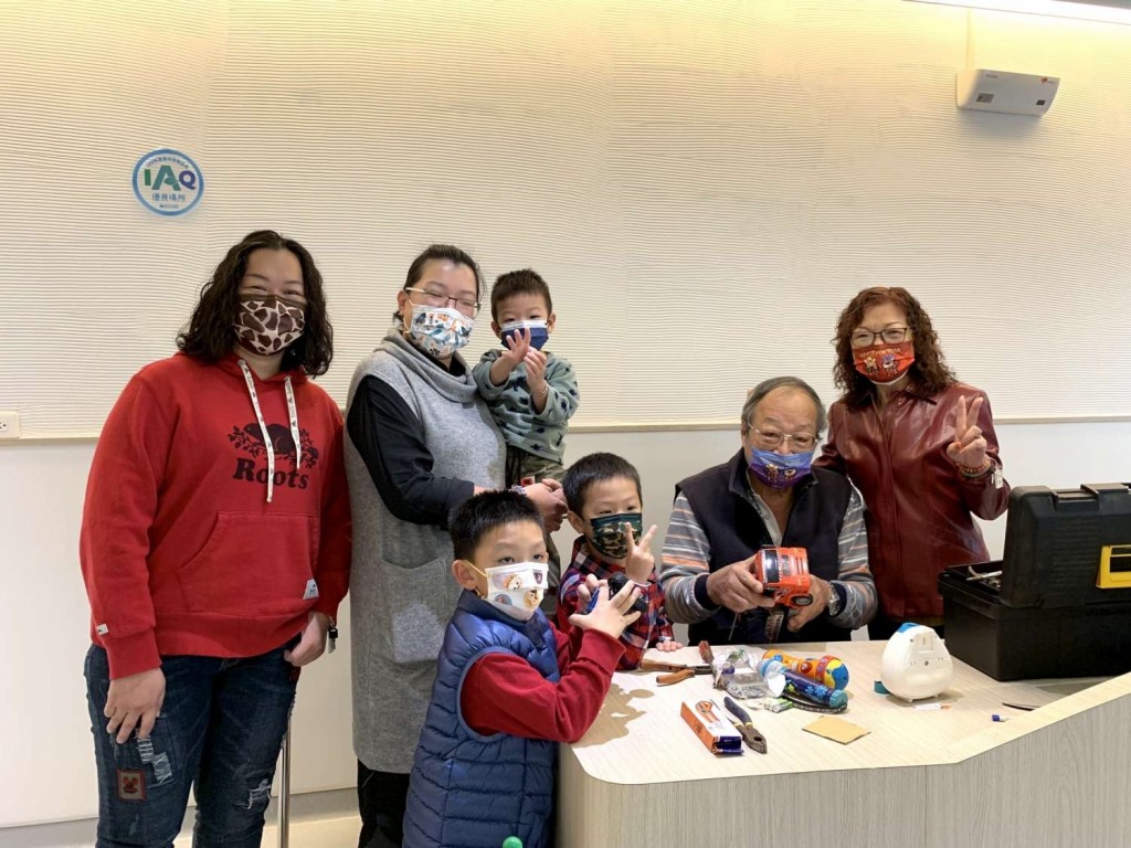 70-year-old volunteer becomes 'toy doctor' at north Taiwan child center