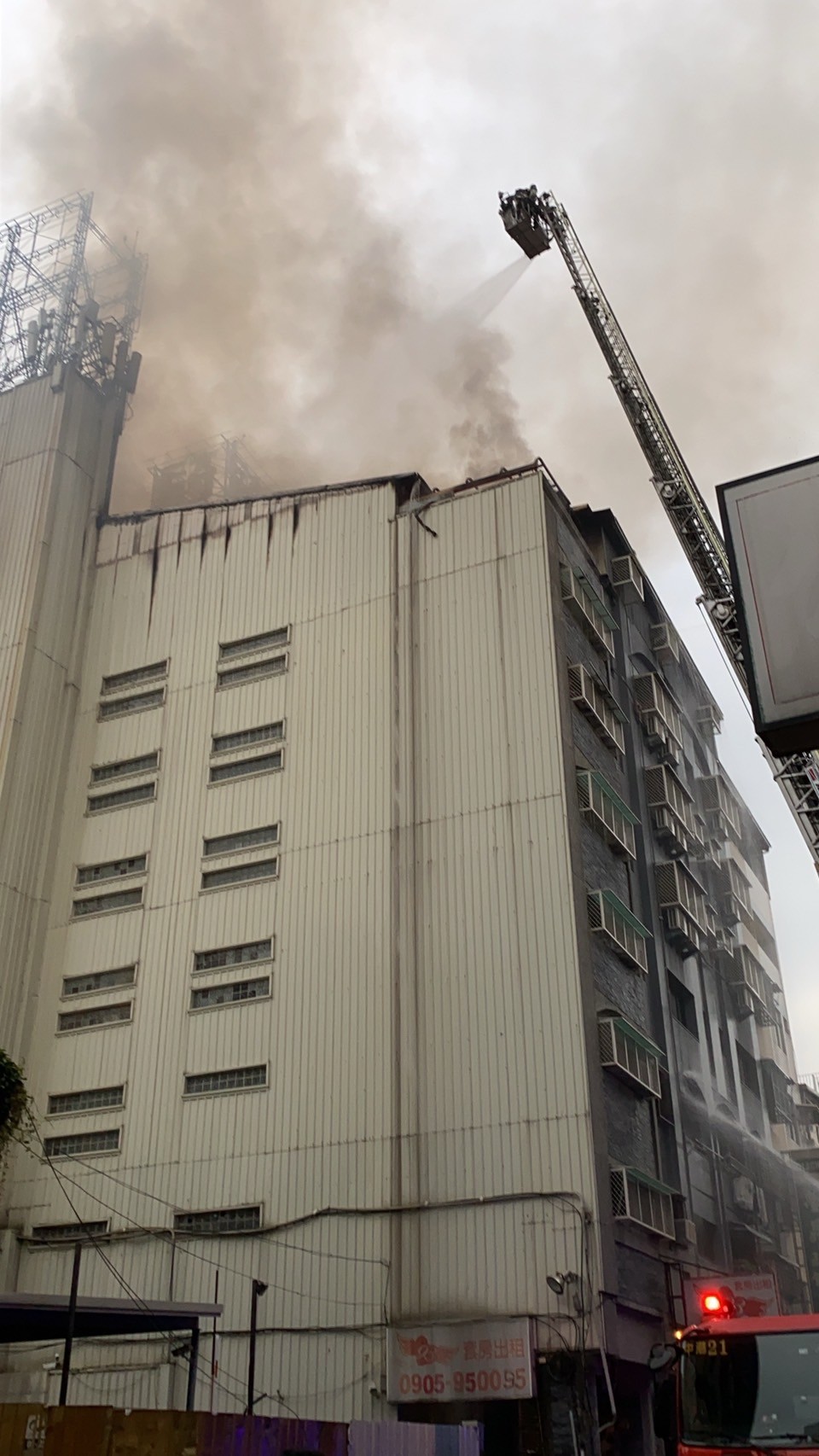 6 dead, 6 injured in central Taiwan apartment fire