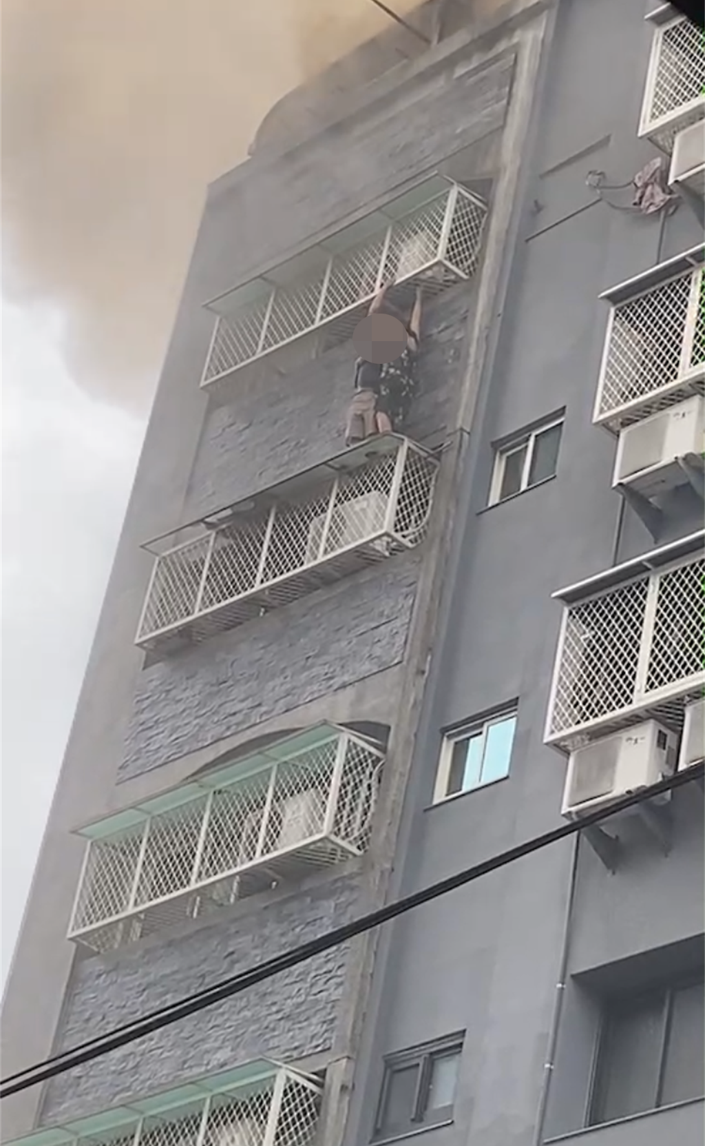 Video shows residents rescued from burning building in central Taiwan