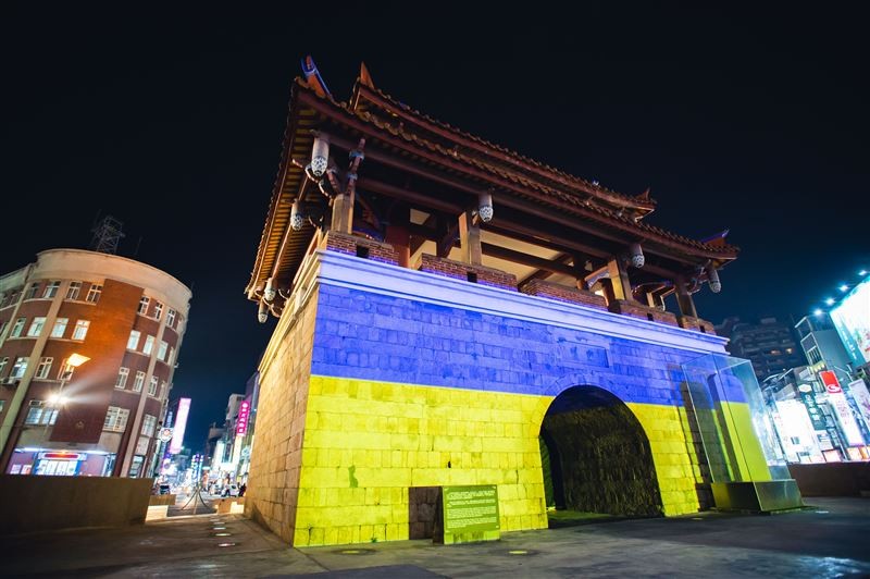 Photo of the Day: Historic Taiwanese gate displays colors of Ukraine flag