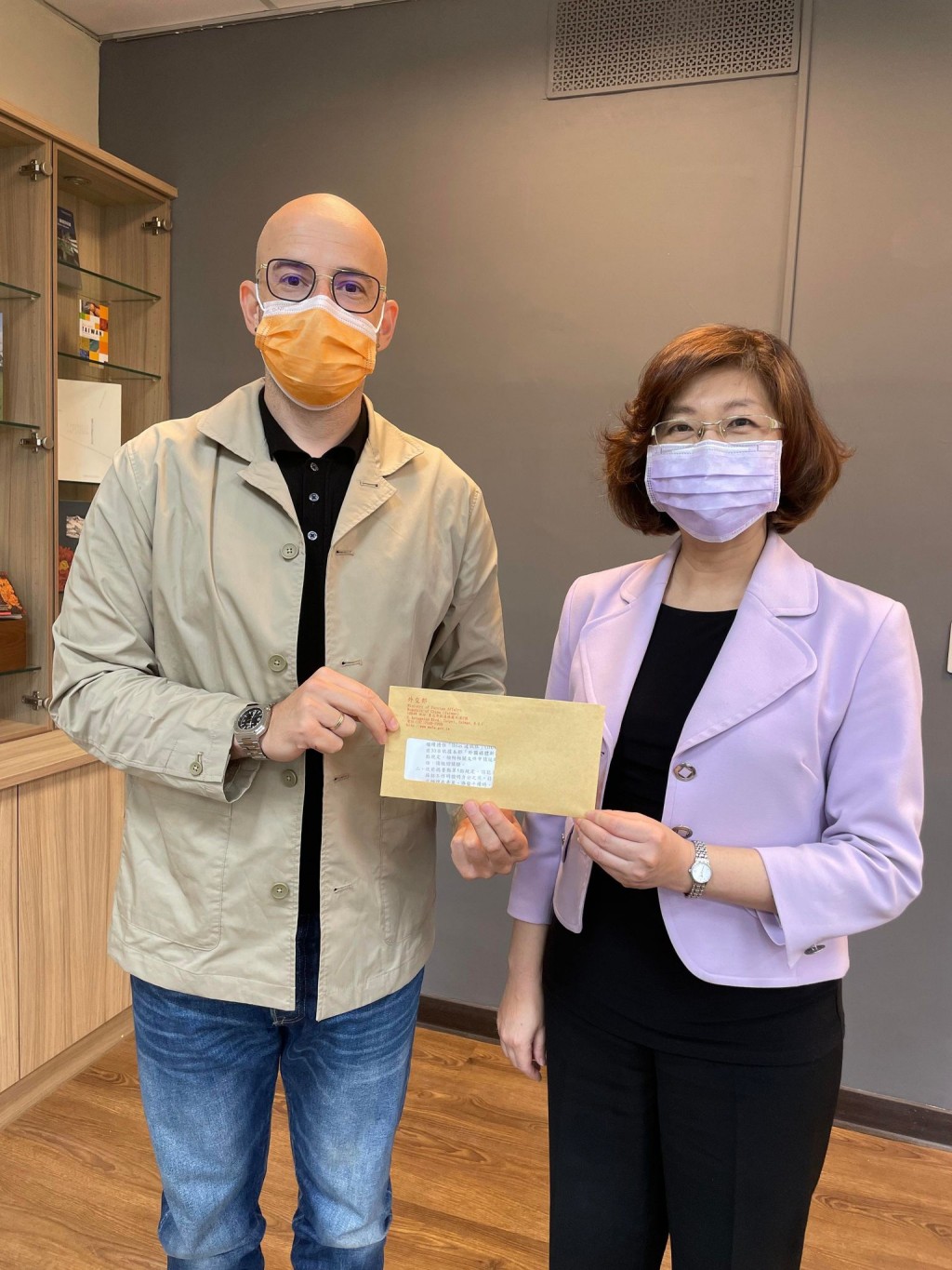 Wu Feng becomes 1st foreign entertainer to receive Taiwan press card