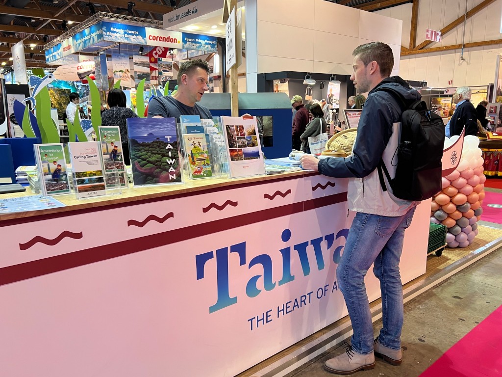 Taiwanese snacks, drinks attract crowd at Brussels Holiday Fair
