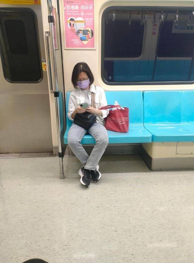 Photo of the Day: Tsai's doppelganger spotted on Taipei MRT