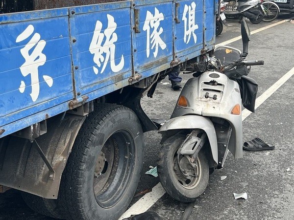 Motorcyclist dies after slamming into back of parked truck in eastern Taiwan