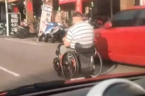 Video shows grandpa in wheelchair whiz by at 50 kph on Taiwan street