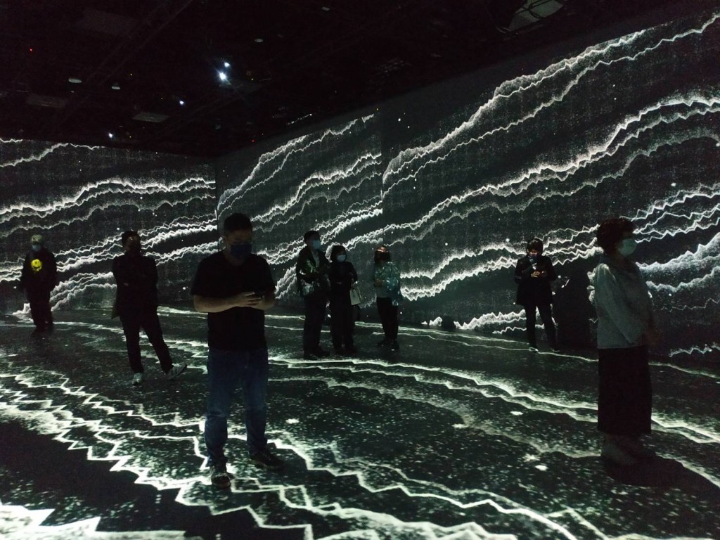 電音派對！台灣數位藝術家吳哲宇紐約爆紅　NFT沉浸式個展演算法編寫孤獨寧靜感