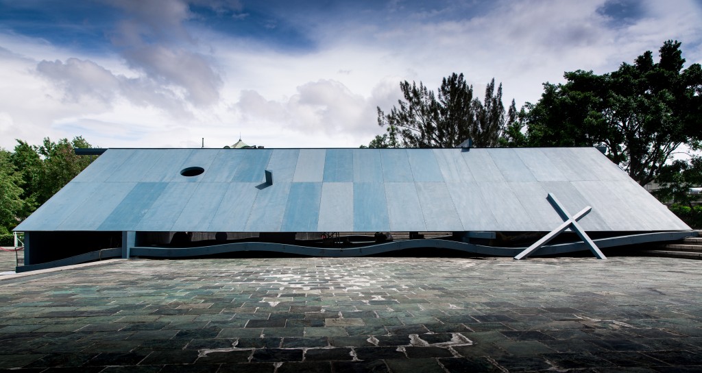 台北新亮點！沉浸式公共藝術《藍屋》開放過夜　曲面地板結構獲北美館首獎
