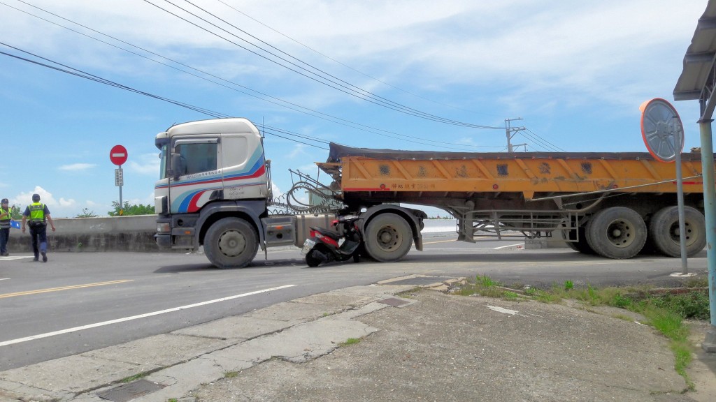 Photos show scooter caught in 35-ton freight truck in south Taiwan