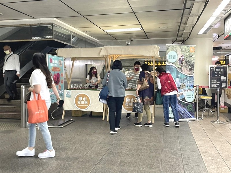 Taipei Metro riders can now pick up fresh fruits at stations