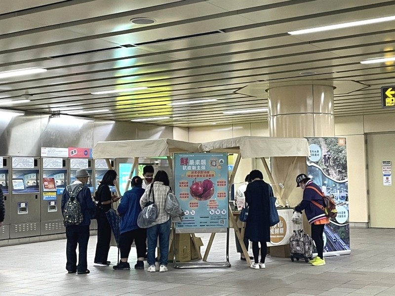 Taipei Metro riders can now pick up fresh fruits at stations