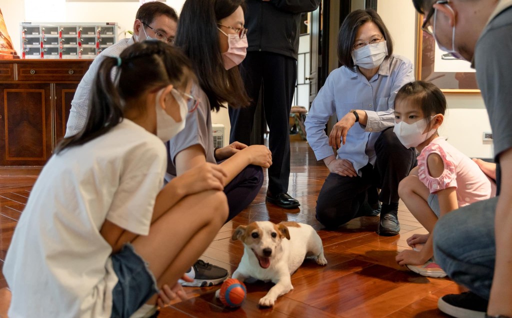 Taiwan president, pets give child cancer patient tour of official residence