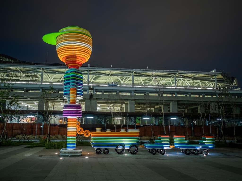公共藝術獎揭曉入圍名單！4,000顆藍色手工玻璃光球漂浮台北南港展覽館　反應人性及科技二元性