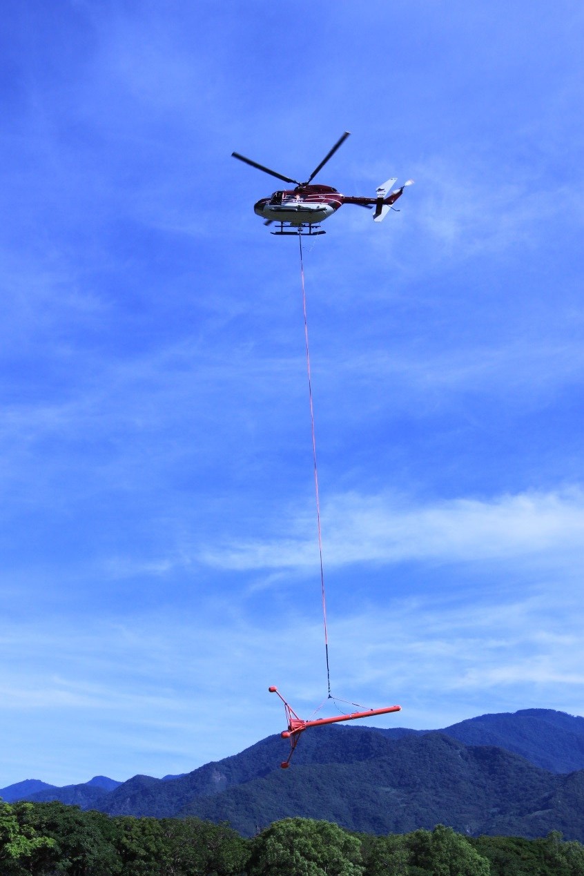 天然界重力值近一億分之一細微變化！台灣地調所首次以直升機搭載雙探測系統　量測台東地殼訊號