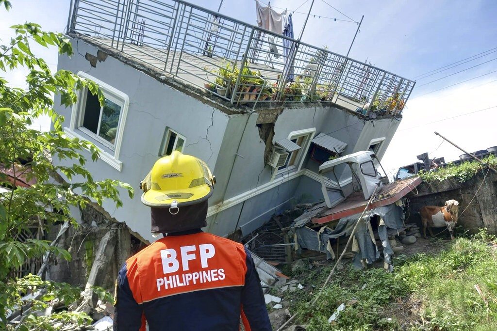 菲律賓呂宋島規模7淺層地震至少5死　首都馬尼拉劇烈搖晃　樓倒牆塌落石砸車、參議院大樓緊急疏散