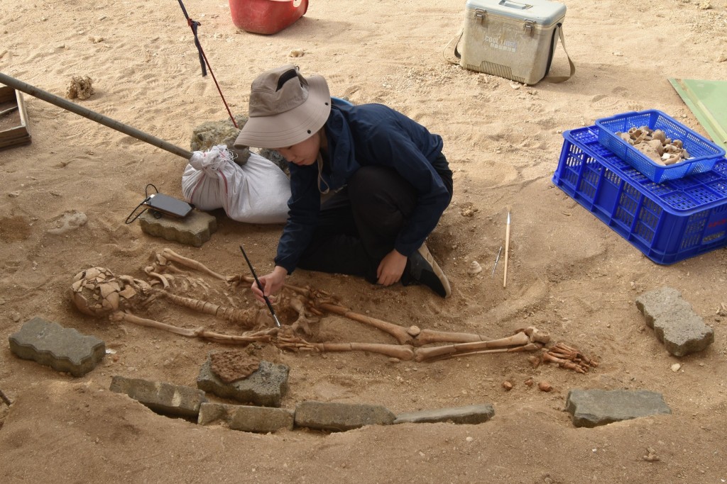 台灣清華大學考古隊在鵝鑾鼻•發現4000年前貝器與石棺　為太平洋島嶼最古老遺址