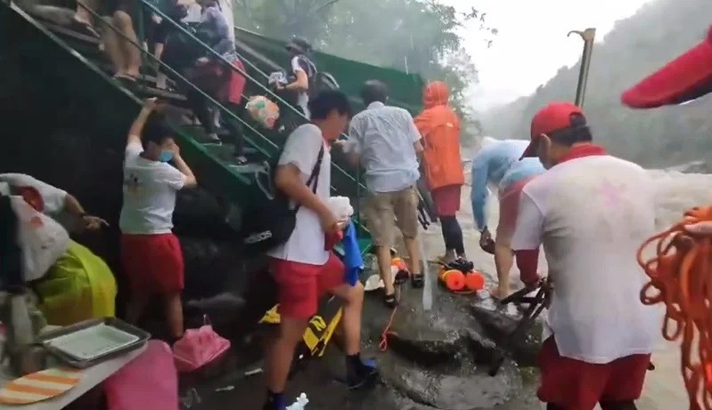 Video shows lifeguard BBQ party washed out by flood in New Taipei