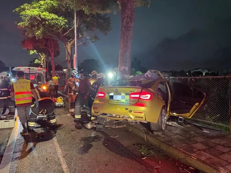 2 killed after BMW crashes into tree at 140 kph during test drive in north Taiwan