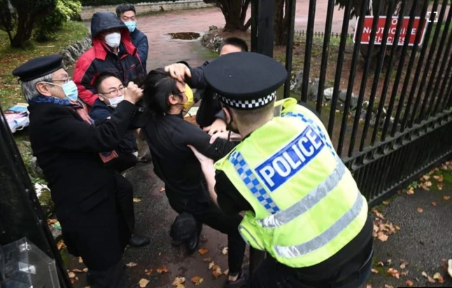 Nhân viên lãnh sự quán Trung Quốc ở Anh tấn công người biểu tình Hong Kong