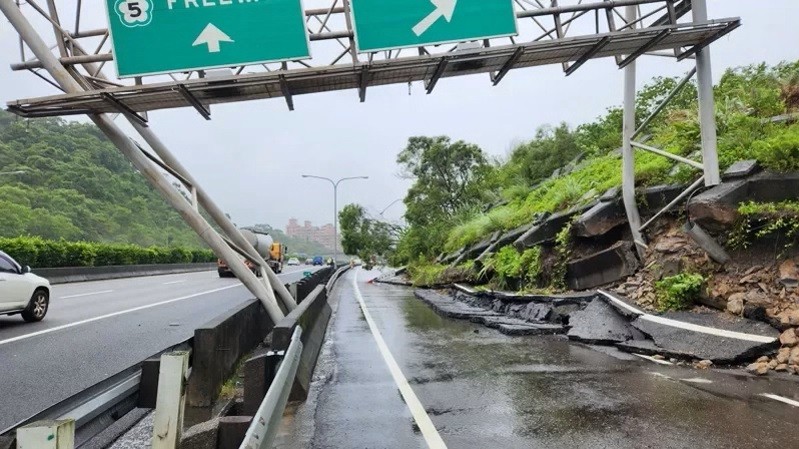 Landslide reported at Xizhi interchange of Taiwan's National Freeway 1