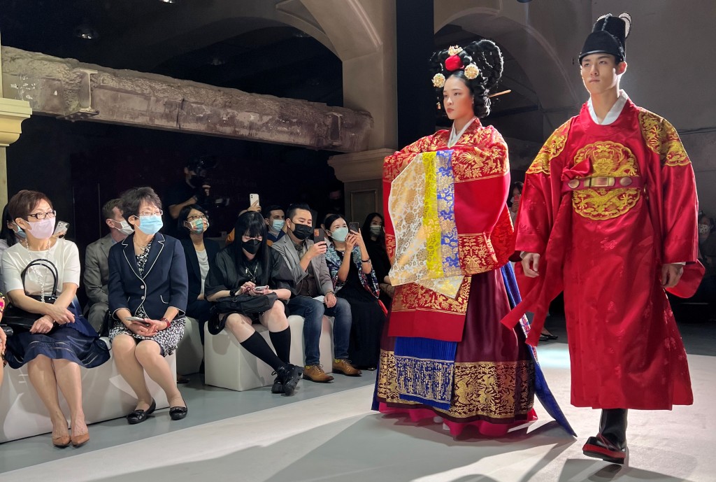 Hanbok fashion show highlights the beauty of traditional Korean culture