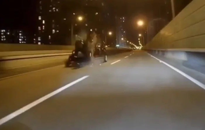 Speeding motorcyclist fatally crashes into taxi with lights off in New Taipei