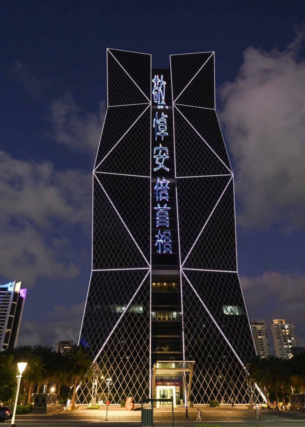 【更新】日本前首相安倍晉三遇襲身亡　台灣101、中鋼大樓等地標點燈悼念