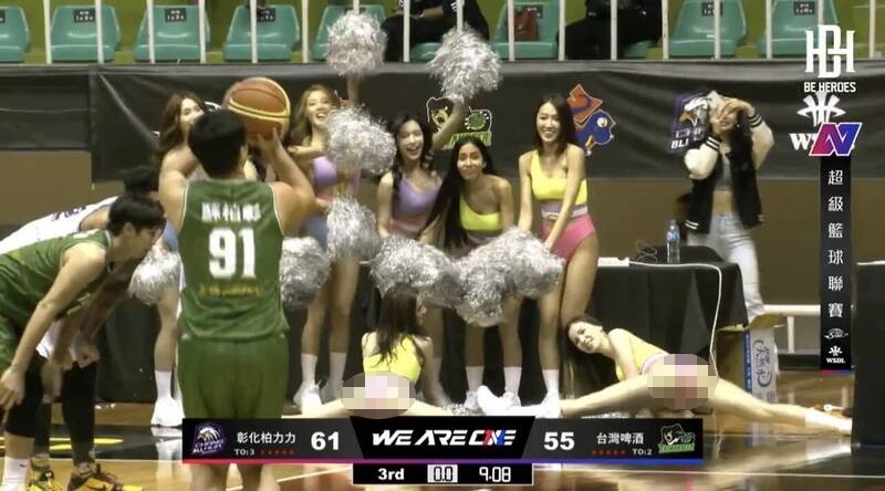 Taiwan SBL cheerleaders drop into splits to distract player