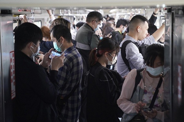Almost all passengers on Taipei MRT wear masks despite lifting of mask mandate for public transportation
