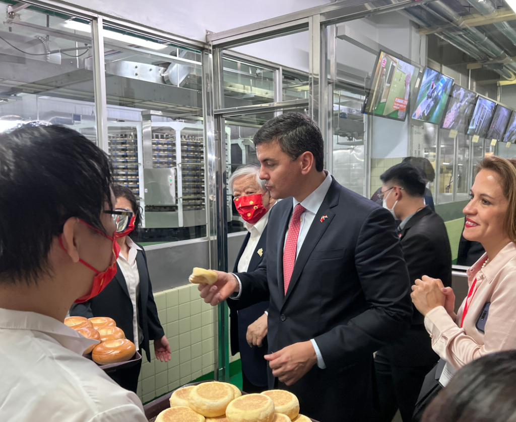 巴拉圭準總統參訪台灣義美嗑小泡芙　聚焦食品、資安議題