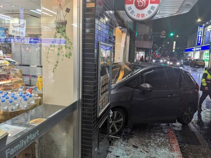 Car crashes into Taipei FamilyMart