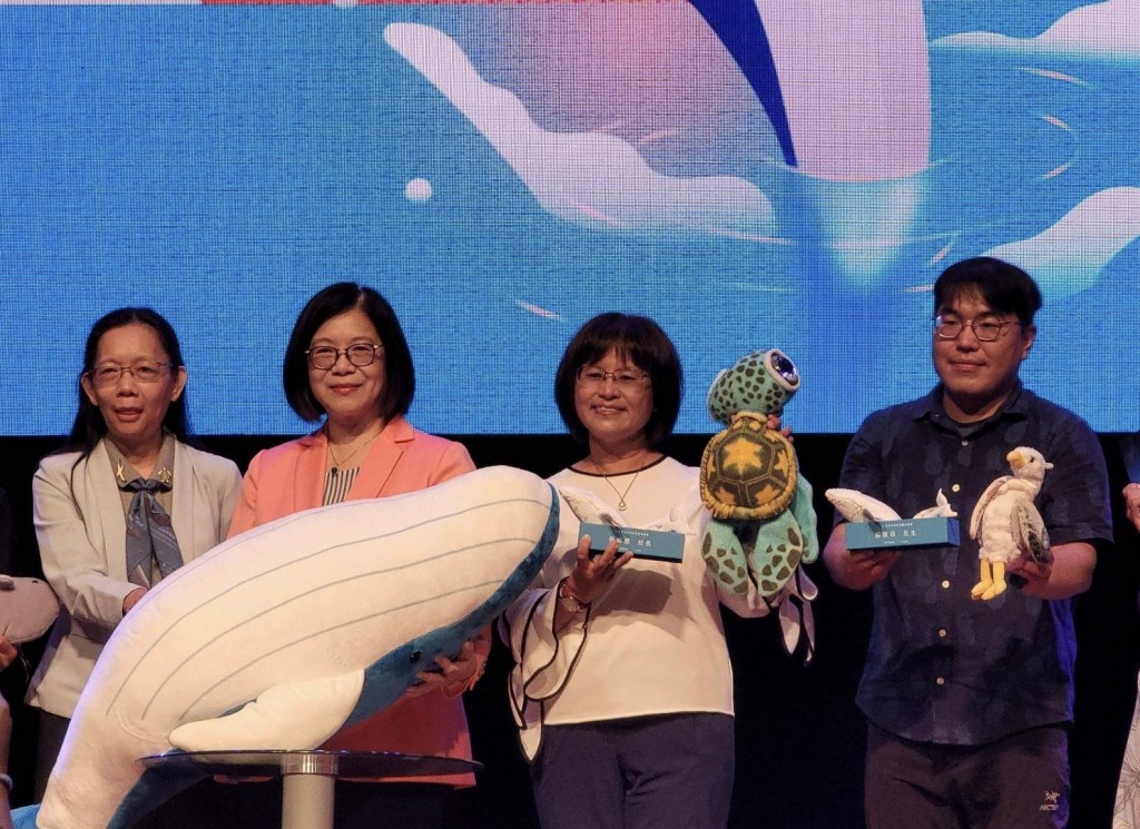 張錦霞校長深耕新北海洋教育　獲「海洋保育貢獻楷模個人獎」