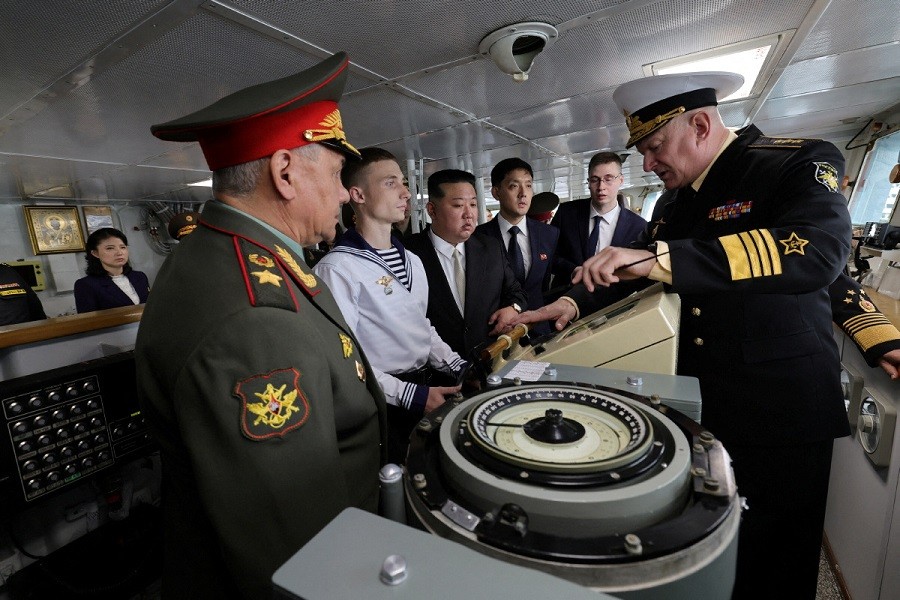 金正恩續訪俄羅斯軍事設備　蕭依古展示極音速飛彈、海軍贈軍艦模型
