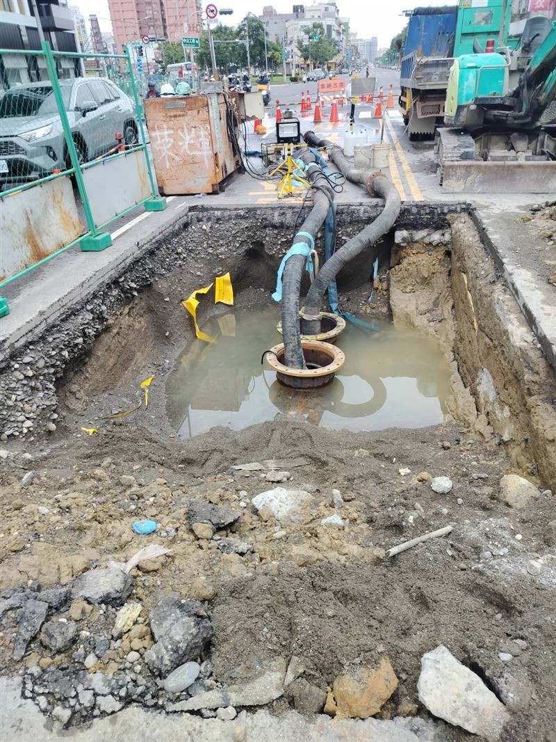 Watch south Taiwan worker try to stop water main leak with body