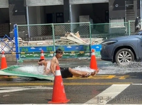 Watch south Taiwan worker try to stop water main leak with body