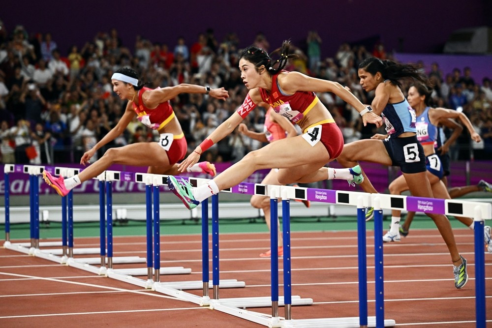 【跨不去的64】杭州亞運女子百尺跨欄 中國選手相擁照遭禁竟是「號碼」惹禍