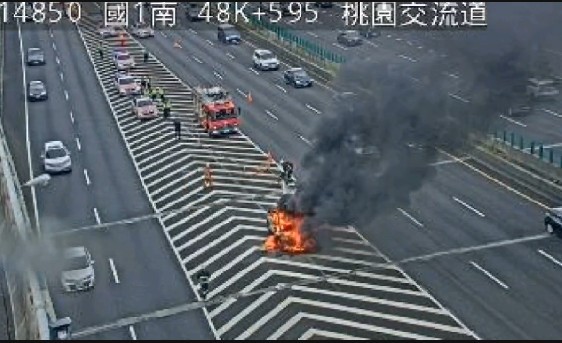 Highway police cruiser bursts into flames on Taiwan Highway 1