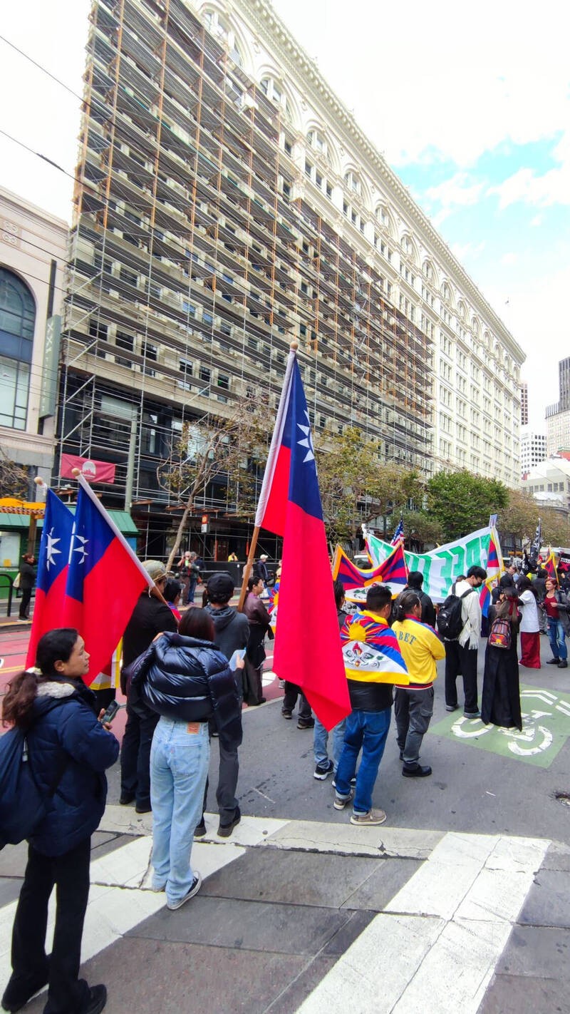 Anti-Xi protesters wave Taiwan flags in San Francisco amid APEC