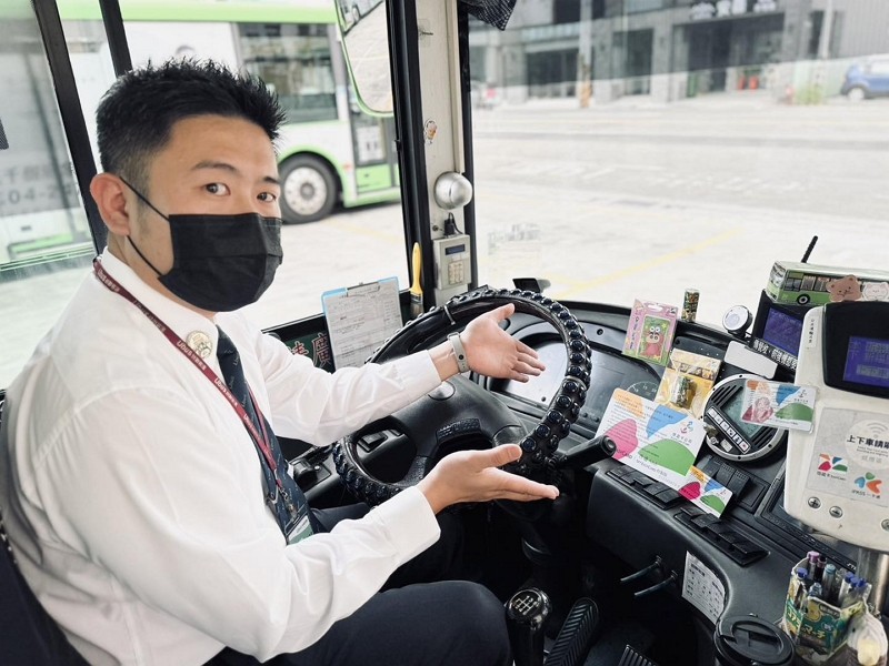 EasyCard company issues giant Taipei metro card