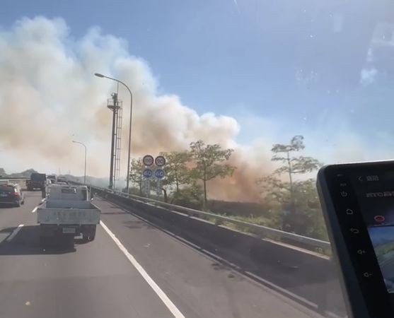Watch wildfire cause 5 km traffic jam in south Taiwan