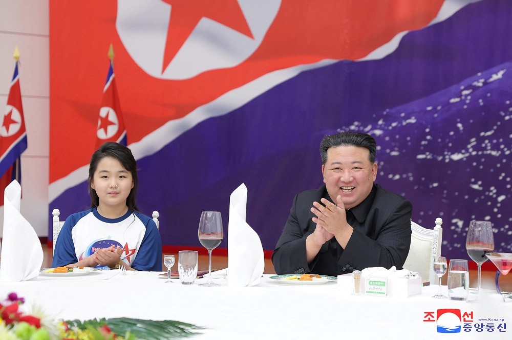 北韓成功發射軍事偵察衛星　金正恩攜妻女高調宴請有功人士慶祝