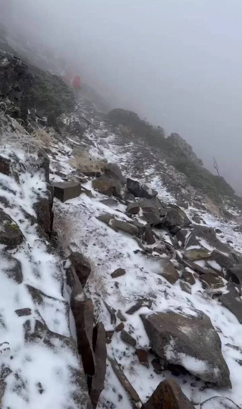 1st snow of winter falls on Taiwan's Xueshan